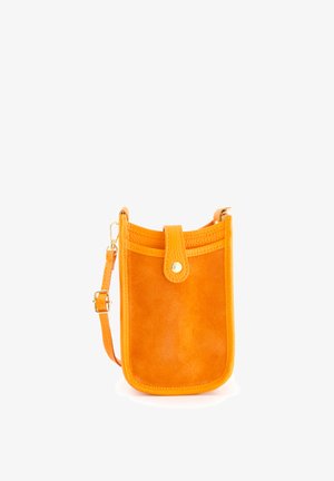 Oranje suède schoudertas met een lederen riem, een drukknoopsluiting en een buitenzak. Gladde afwerking met een gestructureerde vorm.