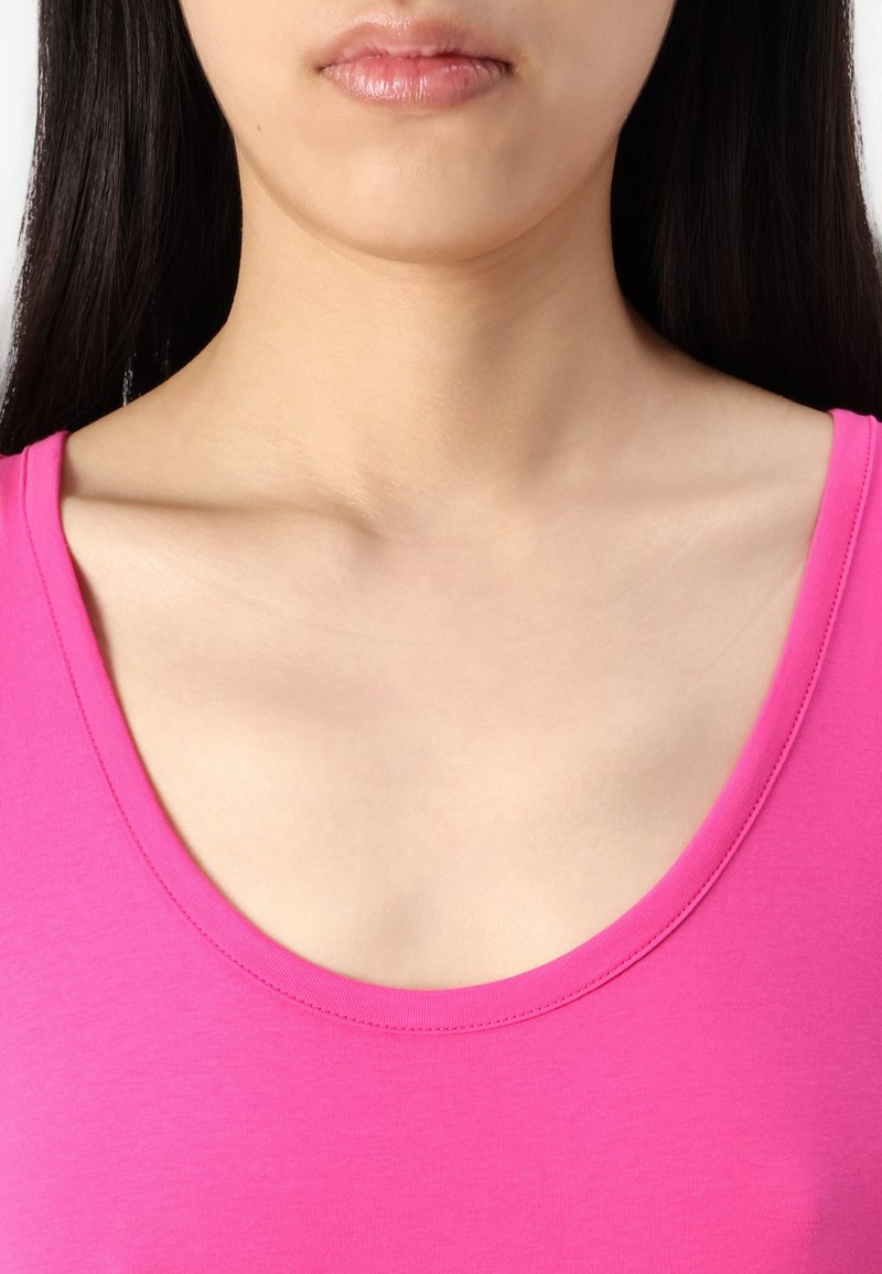 Figurbetontes pinkes Tanktop mit weitem Rundhalsausschnitt und glatter Textur, ausgestattet mit schmalen Nähten entlang des Ausschnitts und der Armlöcher.