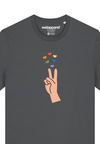 Grijze T-shirt met ronde hals, voorzien van een grafisch ontwerp van een hand die een vredesteken maakt, omringd door kleurrijke hartvormen in oranje, groen en blauw.