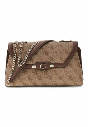Rechteckige braune Guess-Handtasche mit Kettenriemen, durchgehendem Logomuster und zentraler Metall-Logoplatte mit dem Buchstaben G auf einem Lederpatch.