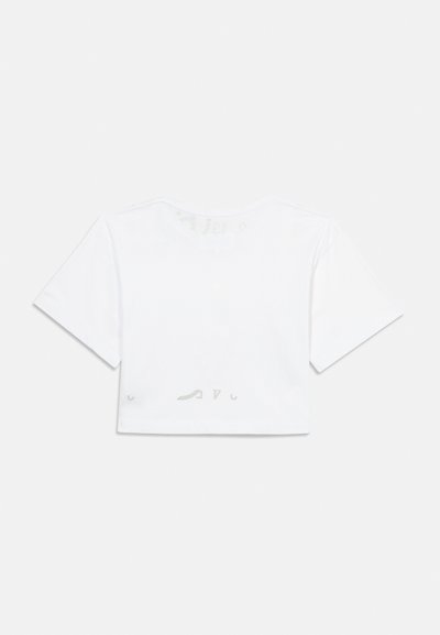 Λευκό κοντομάνικο μπλουζάκι cropped με στρογγυλή λαιμόκοψη, εμφανίζεται επίπεδα πάνω σε λευκό φόντο δείχνοντας την πίσω πλευρά.