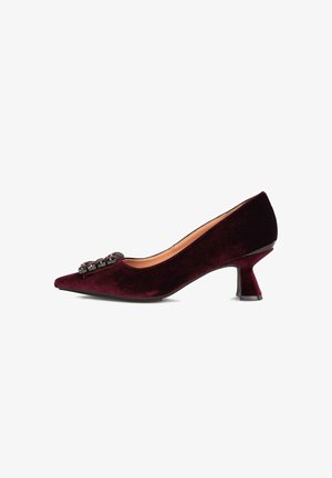 Décolleté in velluto bordeaux con punta a punta, tacco basso svasato e decorazione in gioielli neri sulla punta.