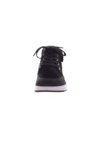 Zwarte suède sneaker met witte rubberen zool, ronde neus en traditionele vetersluiting; voorzien van metalen oogjes en een gestructureerde bovenkant.
