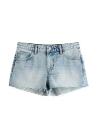 Ljusblå denimshorts med fransad nederkant, fem fickor och metallknäppning. Tyget har en subtil blekning.
