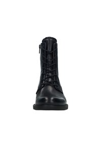 Zwarte leren veterschoenen met een gladde textuur, ronde neus en een zijrits voor gemakkelijke toegang. Voorzien van versterkte stiksels langs de naden.