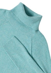 Hellblauer Rollkragenpullover mit geripptem Kragen und Bündchen, der eine weiche Textur und ein lässiges Design bietet.