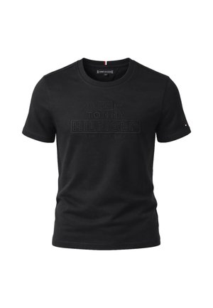 T-shirt nera a maniche corte con scollo rotondo, con logo "Tommy Hilfiger New York City" in rilievo e piccola bandiera sulla manica sinistra.