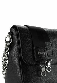 Sac à main en cuir noir avec surface texturée, bandoulière en chaîne argentée, et fermeture à clip avec plaque métallique de marque et double crochets à pression.