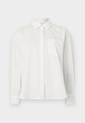 Λευκό πουκάμισο με κουμπιά, μακριά μανίκια, άνοιγμα για γιακά, μονή τσέπη στο στήθος, κατασκευασμένο από λείο βαμβακερό ύφασμα, με ευθεία τελείωμα.