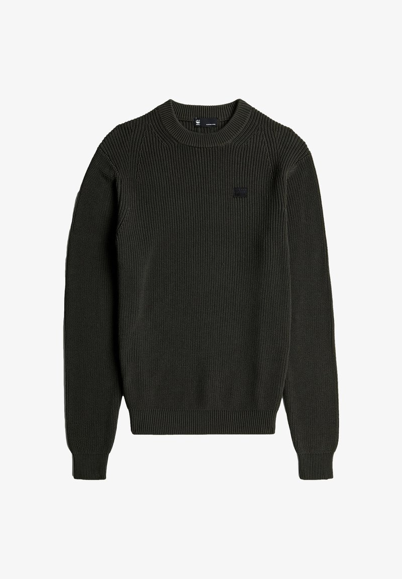 Pull en maille vert olive foncé, avec une texture côtelée, un col rond, des manches longues et un petit logo noir sur la poitrine.
