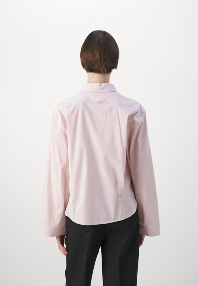 Victoria Beckham BUTTONED SLEEVE CROPPED SHIRT - Paitapusero - rose quartz