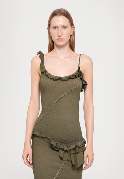 Robe débardeur vert olive avec bords froncés, design asymétrique et silhouette cintrée. Tissu doux avec un léger éclat et des accents texturés.