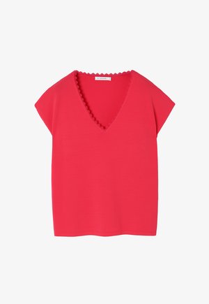 Punane lühikeste varrukatega topp V-kaelusega, millel on kaarjad detailid kaeluse ääres. Valmistatud siledast ja kergekaalulisest kangast.