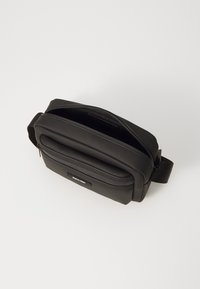 Calvin Klein ESSENTIAL CAMERA BAG - Sac bandoulière - black rubberized