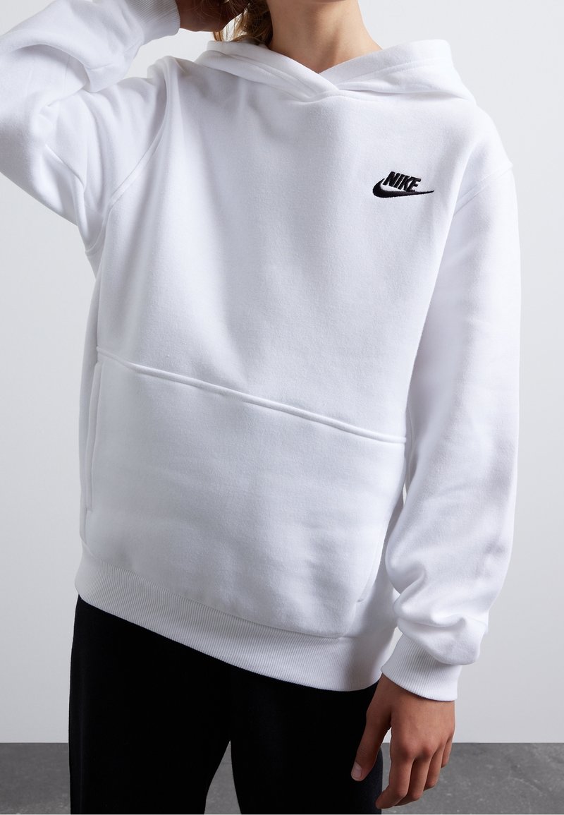 Witte Nike hoodie van zacht materiaal met een frontzak, ribgebreide manchetten en onderrand, met een zwart Nike-logo op de linkerborst.