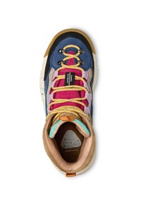 Stivale da trekking multicolore con lacci gialli, colletto imbottito beige, punta blu, linguetta rosa e suola interna decorata con la scritta "Flower Mountain".