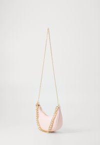 Rózsaszín táska ívelt formával, arany láncos pánttal és cipzáras záródással. Sima textúra, minimalista kialakítással.