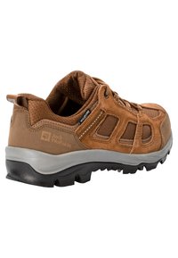 Ruskea vaelluskeng ä, jossa mokka- ja verkkokangaspäällinen, harmaa kumipohja ja vahvistettu kärki. Varustettu nauhoilla ja Jack Wolfskin -brändäyksellä.