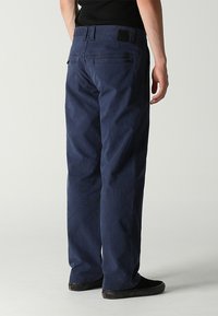 Former CRUX HERRINGBONE PANT - Nohavice - washed navy