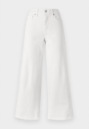 Hvite vide jeans laget av denim, med høy midje, fire lommer og rå kant nederst for tekstur.