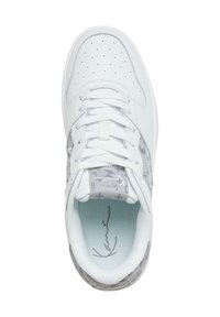 Hvide sneakers med grå detaljer, perforeret tåboks, flade snørebånd og signaturdetalje på tungen. Tekstureret mellemsole og polstret krave.