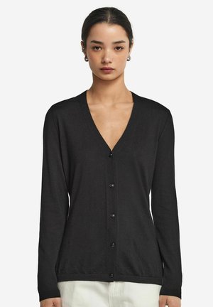 Cardigan nero con scollatura a V, maniche lunghe e chiusura frontale con bottoni. Realizzato in un tessuto morbido, presenta una texture liscia e una vestibilità aderente.
