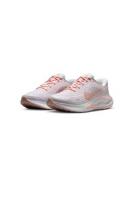 Des chaussures de course Nike en mesh rose clair avec des accents blancs et pêches. Elles présentent une pointe arrondie et une semelle rembourrée avec une adhérence texturée.