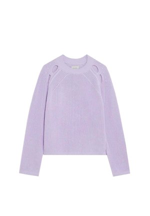 Jersey de punto lila de manga larga con pequeños detalles de cortes cerca de los hombros y un cuello redondo acanalado.