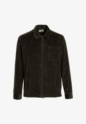 Ciemnozielona kurtka z korduroy z zamkiem z przodu, ostrym kołnierzem, długimi rękawami i kieszenią na piersi. Całość w teksturowany wzór w pionowe paski.