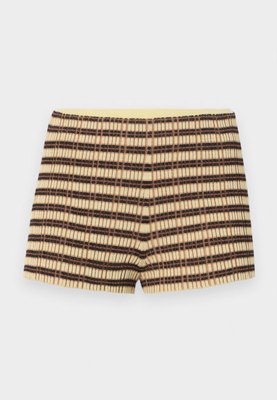 pletené šortky v béžovej farbe so hnedými a čiernymi pruhmi; majú rebrovanú textúru a elastický žltý pás.