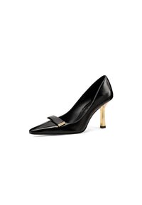 Scarpa con tacco alto in vernice nera, con punta affusolata, dettaglio dorato su una fascia nera e design di tacco a blocco metallico.