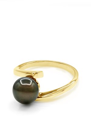 Bague anneau ouverte en or avec une seule grosse perle noire ronde placée à une extrémité sur fond blanc.