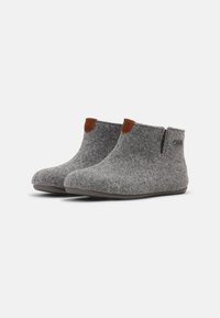 Sive ankle čizme s glatkom teksturom, s smešnim kožnim akcentima na vrhu i fleksibilnom gumom potplatom.