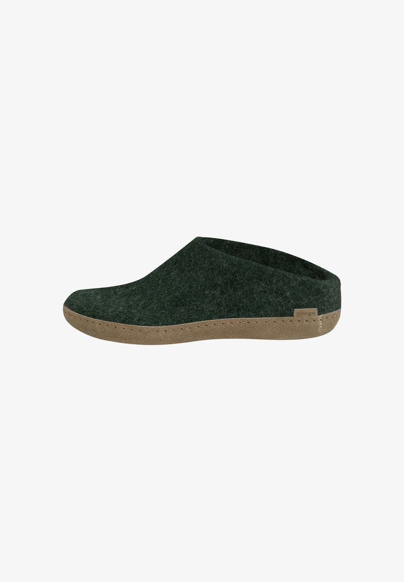 Chausson à enfiler en feutre vert foncé avec semelle en caoutchouc marron, petit talon et petite étiquette de marque sur le côté.