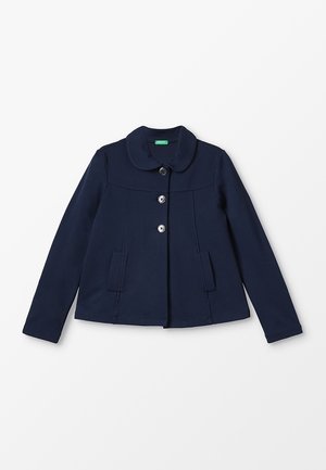 Granatowa damska kurtka z długimi rękawami, zaokrąglonym kołnierzem, trzema guzikami z przodu i dwoma bocznymi kieszeniami, ułożona płasko na białym tle.