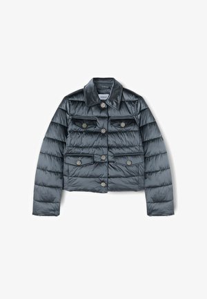 Doudoune courte noire brillante avec col large, quatre poches à rabat et boutons floraux argentés ornés en façade et sur les poches.