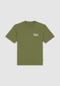 Camiseta de algodón verde oliva con cuello redondo y mangas cortas. Presenta el texto blanco "Dickies" en el pecho izquierdo. Diseño sencillo y sin adornos.