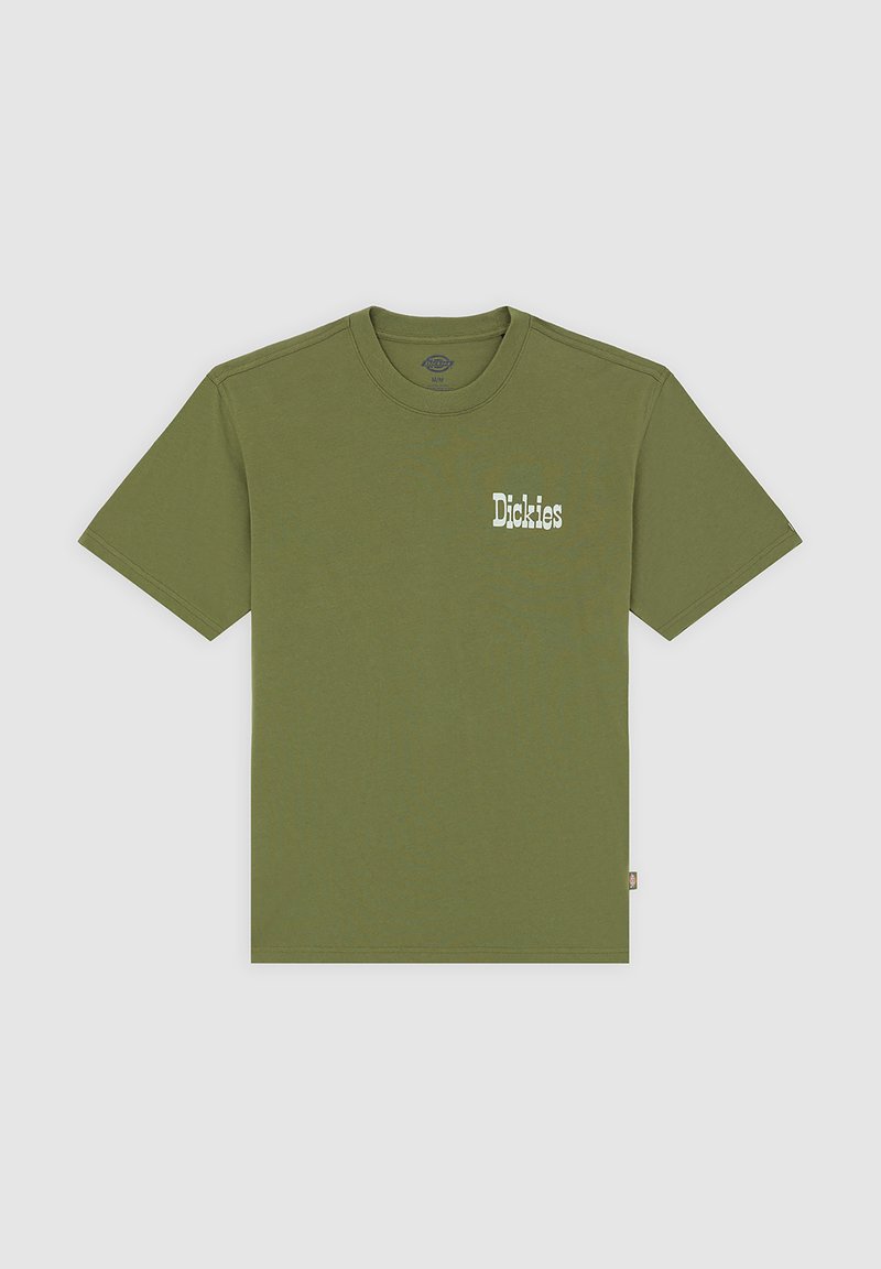 T-shirt en coton vert olive avec un col rond et des manches courtes. Présente le texte blanc « Dickies » sur le côté gauche de la poitrine. Design simple et épuré.