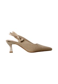 Escarpin slingback beige texturé avec bout pointu, talon bas incurvé et nœud métallique décoratif sur la bride.