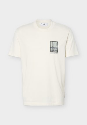 Bela majica z okroglim izrezom in kratkimi rokavi, na levi prsni strani z majhno grafiko okna črnega roba in napisom "MOPD Sports Club".