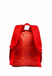 Mochila roja con un tejido texturizado, con un interior estampado que muestra íconos de Iron Man y diseños circulares. Acentos de cremallera negra.