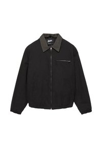 Černá bunda na zip s tmavým límcem, elastickými manžetami a lemem, vybavená dvěma bočními kapsami a jednou kapsou na hrudi se zipem.