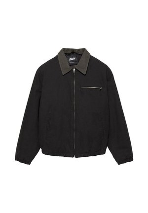 Schwarze Jacke mit Reißverschluss, dunklem Kragen, elastischen Bündchen und Saum, ausgestattet mit zwei Seitentaschen und einer Reißverschlusstasche an der Brust.