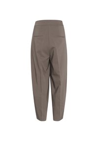 Pantaloni marroni su misura con vita alta, gambe affusolate e due tasche posteriori. Il tessuto appare liscio con una sottile trama e struttura.
