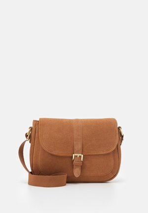 Brun mokka crossbody taske med frontlås og justerbar skulderrem på ren hvid baggrund.