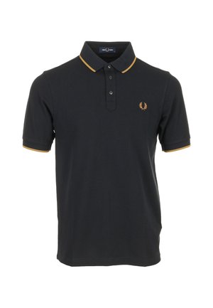 Polo noir à manches courtes avec trois boutons, galons dorés sur le col et les manches, ainsi qu’un petit logo brodé en or sur la poitrine.