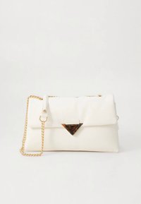 Sac à main en cuir synthétique blanc avec une bandoulière chaîne dorée, un accent triangulaire marron et noir sur le devant, et un rabat plié.