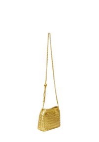 Goldfarbene Handtasche mit strukturierter Form, ausgestattet mit einem metallischen Kettenriemen und einer strukturierten Oberfläche. Elegante Akzente vervollständigen das Design.