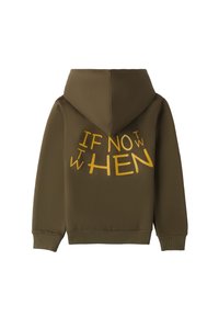 Felpa verde oliva con tasca a marsupio frontale, caratterizzata da una scritta gialla "SE NON QUANDO" in un font giocoso sul retro. Texture morbida, simile al pile.