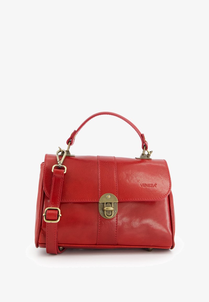 Sac à main en cuir rouge avec une forme structurée, une bandoulière réglable, une poignée supérieure et un fermoir en laiton. Présente un logo en relief sur le devant.